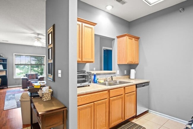 Building Photo - Easy living Condo with 1 car garage!