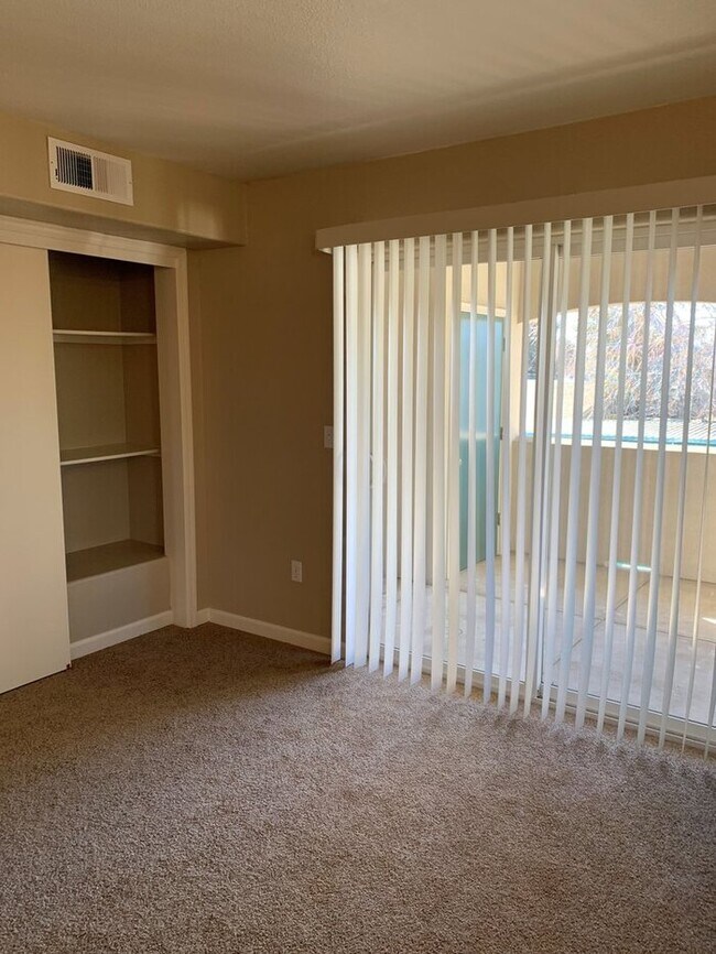 Building Photo - Spacious 1 bedroom Apt. at the Greentree c...
