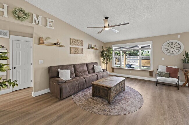 Foto del edificio - Modern Comfort Meets Charm – Beautifully Updated 3-Bedroom Ranch Style Home with RV Parking & Out...