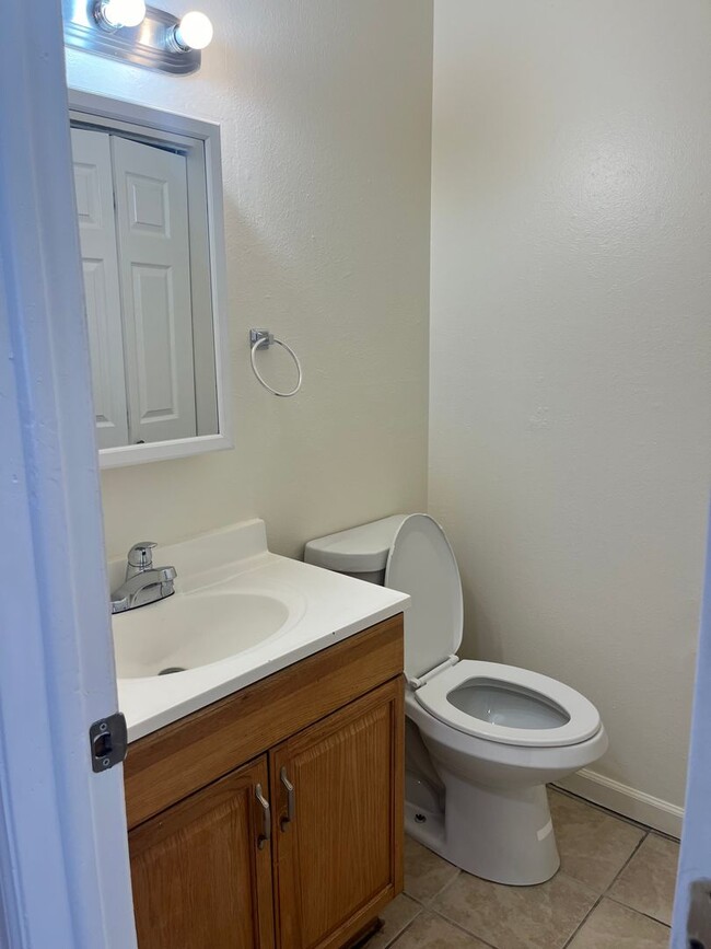 Building Photo - Remodeled 2 Bed/2 Bath Townhome Near 6th &...