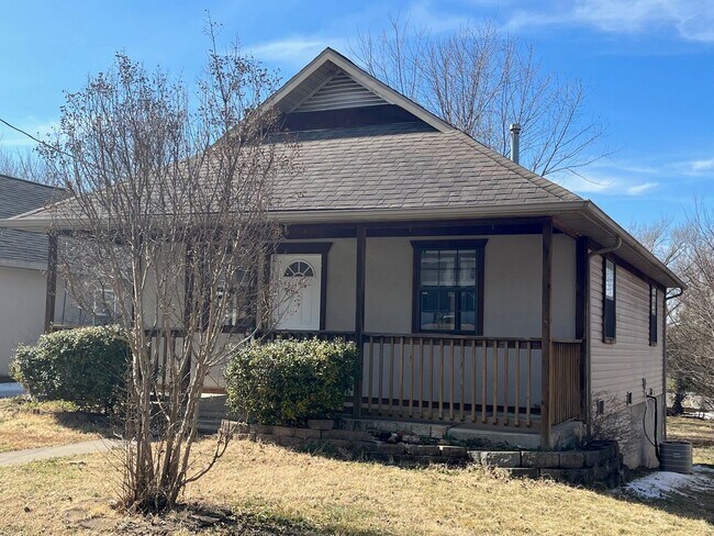 Foto del edificio - Cozy 2-Bedroom Home with Front Deck Charm
