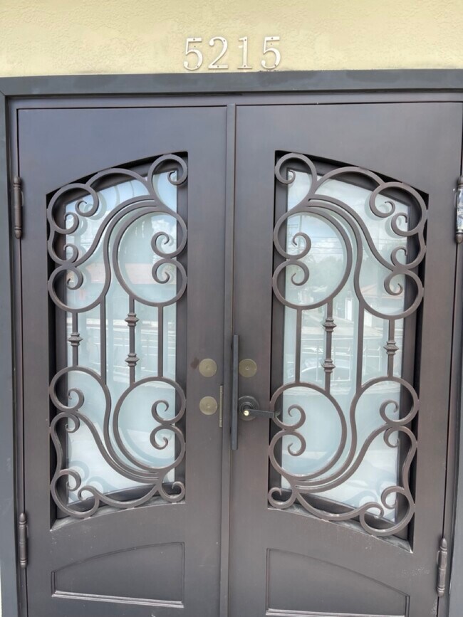 Foto del edificio - 5215 Balboa Blvd
