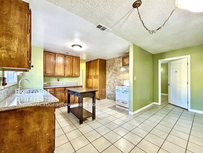 Building Photo - Charming 3-Bedroom Home with Fenced Yard a...