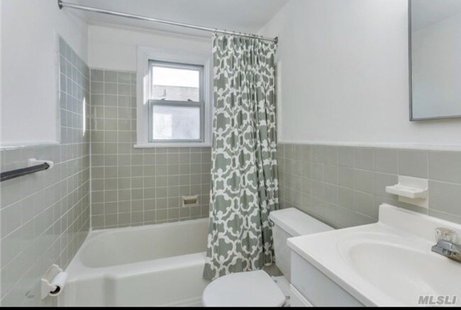 bath - 253 W Hudson St