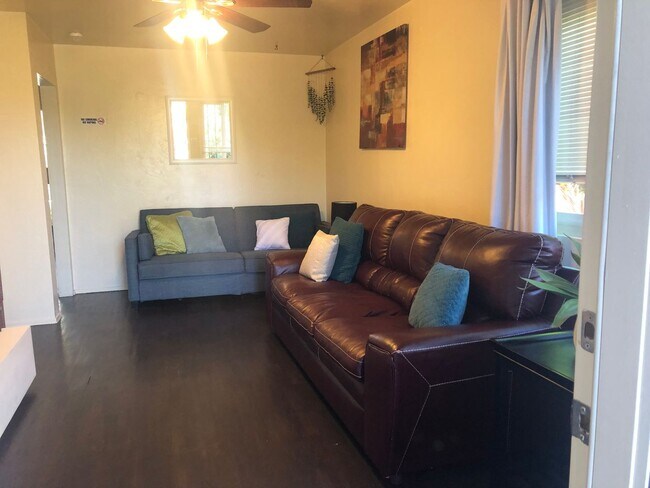 Foto del edificio - Charming 2 BD, 1 BA Home w/ Spacious Backy...