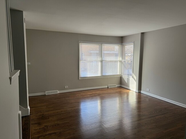 Foto del edificio - Albany Park 2 Bedroom 1 1/2 Bath 2 Story T...