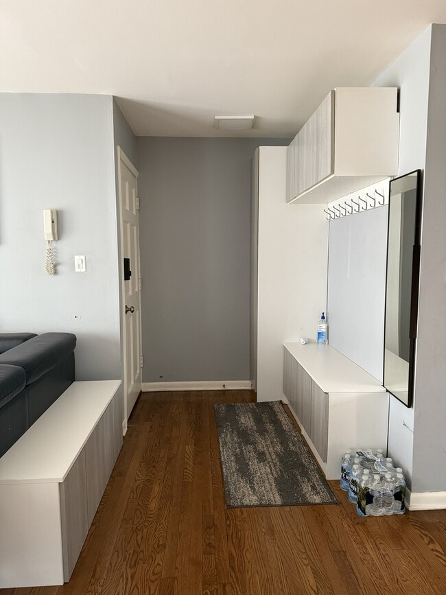 Foto del edificio - 1710 Dempster St