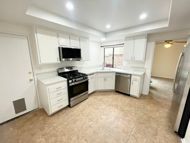 Building Photo - 9867 Serrano Ct