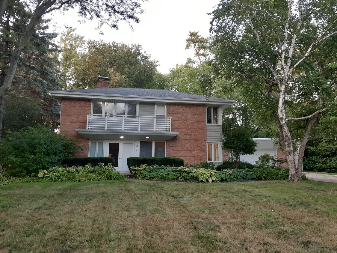 214 E Spooner Rd, Fox Point, WI 53217 House Rental in Fox Point, WI