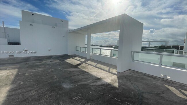 Foto del edificio - 720 NE 62nd St