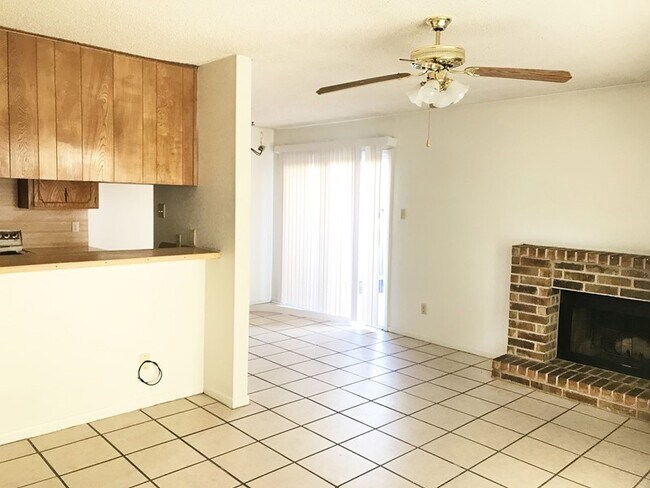 Foto del edificio - Welcome to 3001 Lake Rd. Unit A!