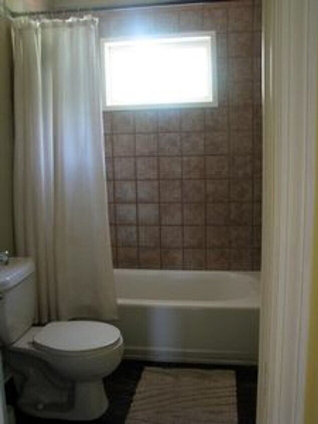 Foto del edificio - 2 Bedroom/1 Bedroom Available for August!