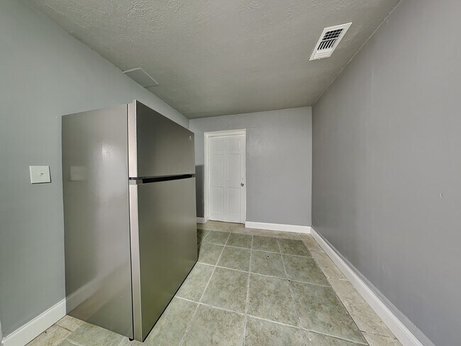 Building Photo - 822 Forest Ln