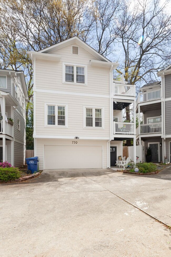Building Photo - Beautifully Renovated 2/2.5 in VA Highland...