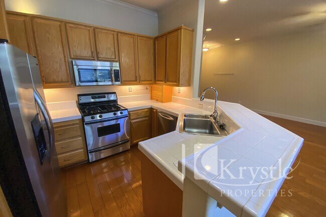 Building Photo - Gorgeous gated Tiara home