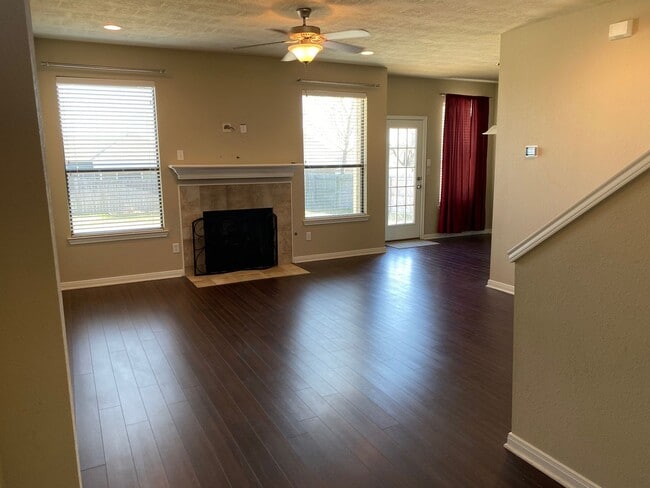 Building Photo - Beautiful 2-Story, 3 Bedroom / 2.5 Bath Ho...