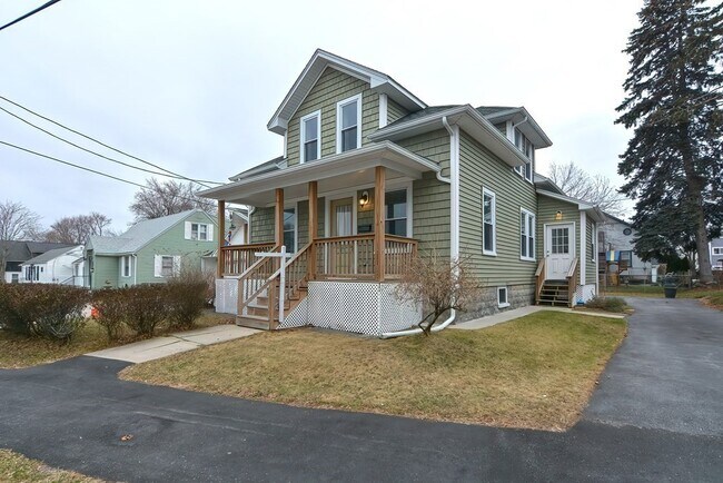 Side entrance - 15 Dell Ave