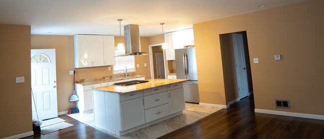 Building Photo - West Side Luxury Home! Totally Renovated!