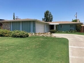 Building Photo - 2520 Oakwood Dr