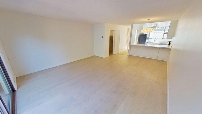 Building Photo - Bright and Spacious 2-Bedroom Condo in Gol...