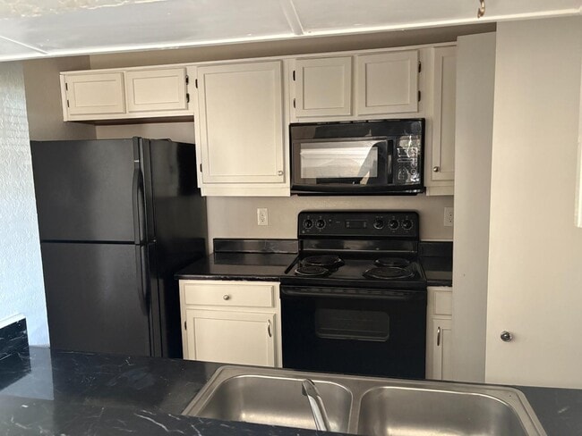 Building Photo - 1733 Crest Grove Dr