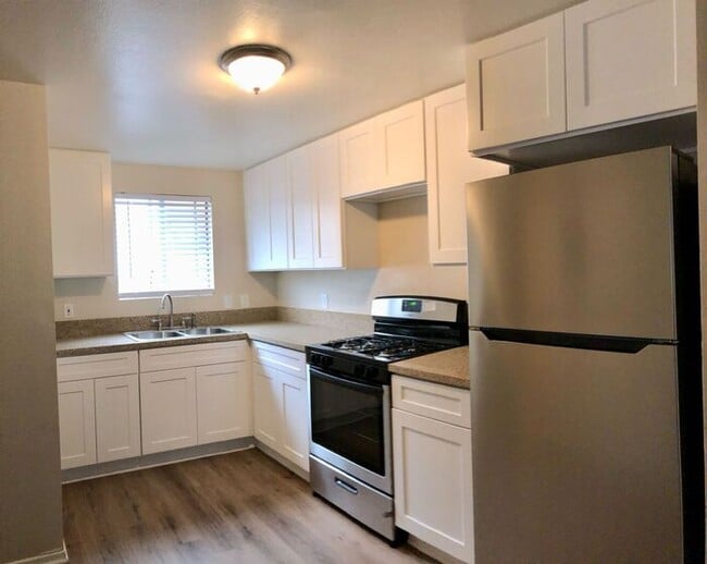 Building Photo - Newly updated pet-friendly home on the sec...