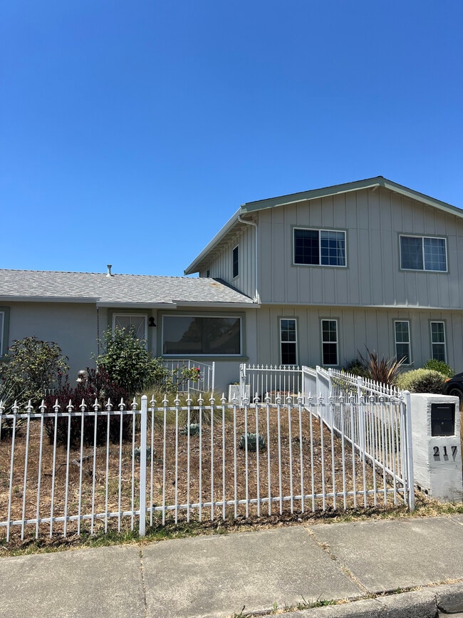 Building Photo - 217 Mendocino St