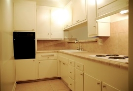 Kitchen - Country Club Apartments