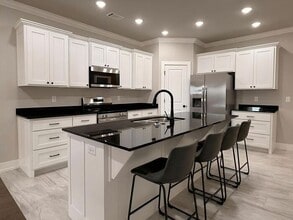 Building Photo - 1805 E Brookview Dr