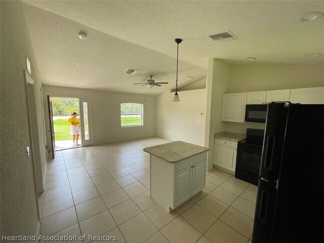 Foto del edificio - 533 Highlands Lake Dr