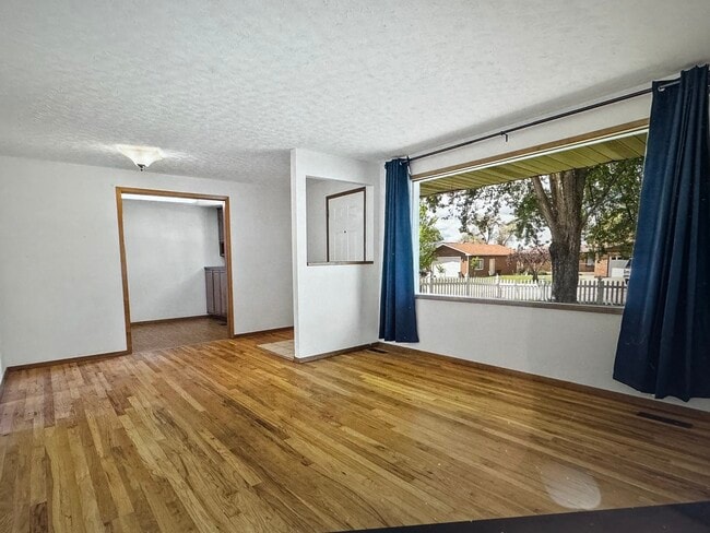 Foto del edificio - 1420 N Mesa Rd