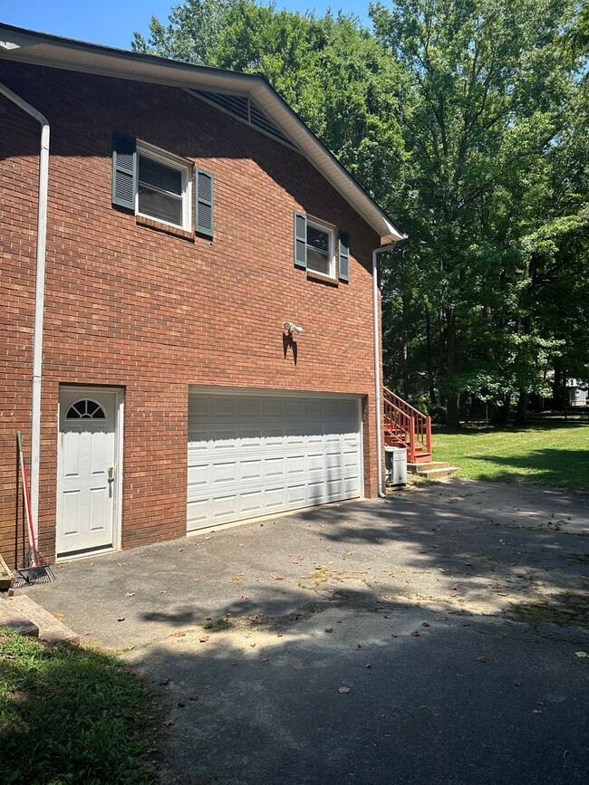 Building Photo - Lovely 4 bedroom Home Off South Peace Haven