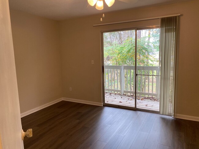 Building Photo - 3/2.5 Recently updated townhouse close to ...