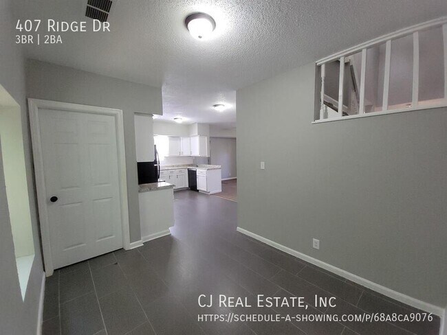 Building Photo - 407 S Ridge Dr