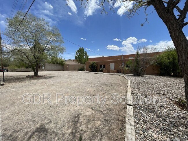 Building Photo - 158 Sandia Rd NW
