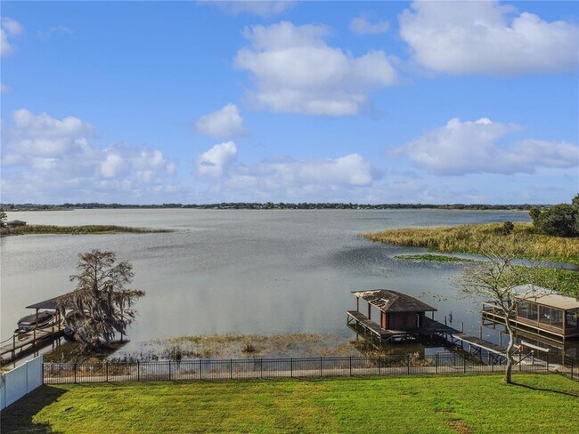 Building Photo - 3200 Lake Breeze Dr