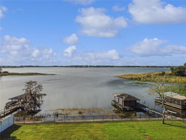 Foto del edificio - 3200 Lake Breeze Dr