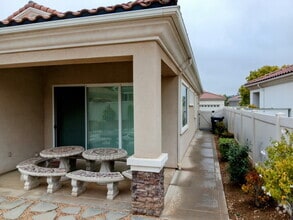 Building Photo - 1716 N Forest Oaks Dr