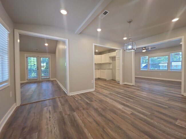 Foto del edificio - 2706 Pinetree Ln NW