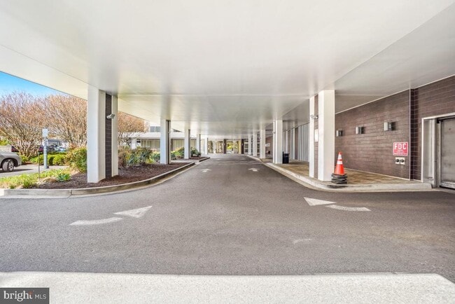 Foto del edificio - 5101 River Rd