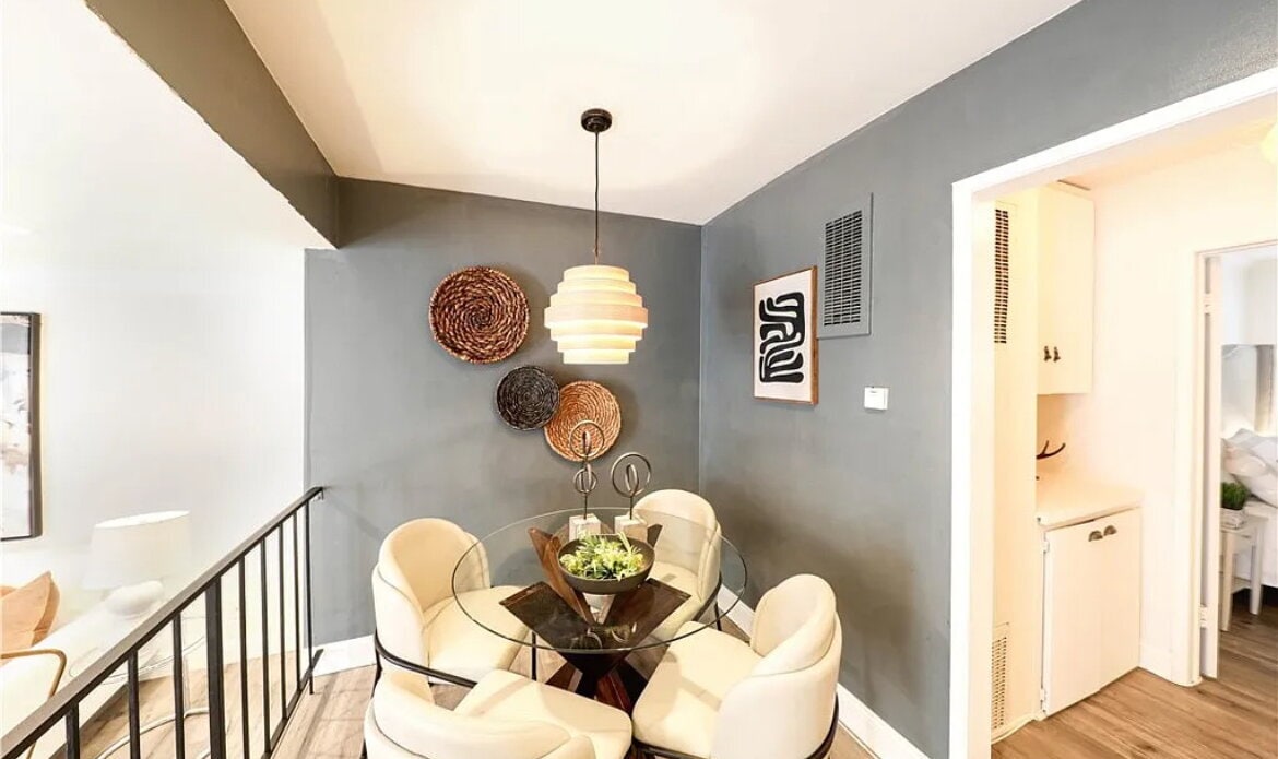 Building Photo - "Chic 1-Bed Santa Monica Retreat: Hardwood...