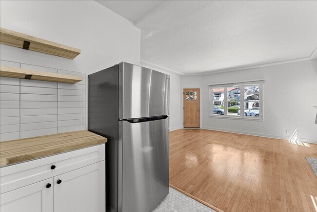 Building Photo - Beautiful Two Bedroom Apartment | Two Bloc...