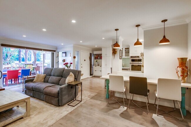 Building Photo - 2618 Torrey Pines Rd