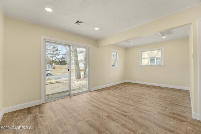 Foto del edificio - 741 Birch Rd