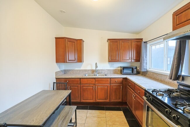 Building Photo - 2624 S Budlong Ave