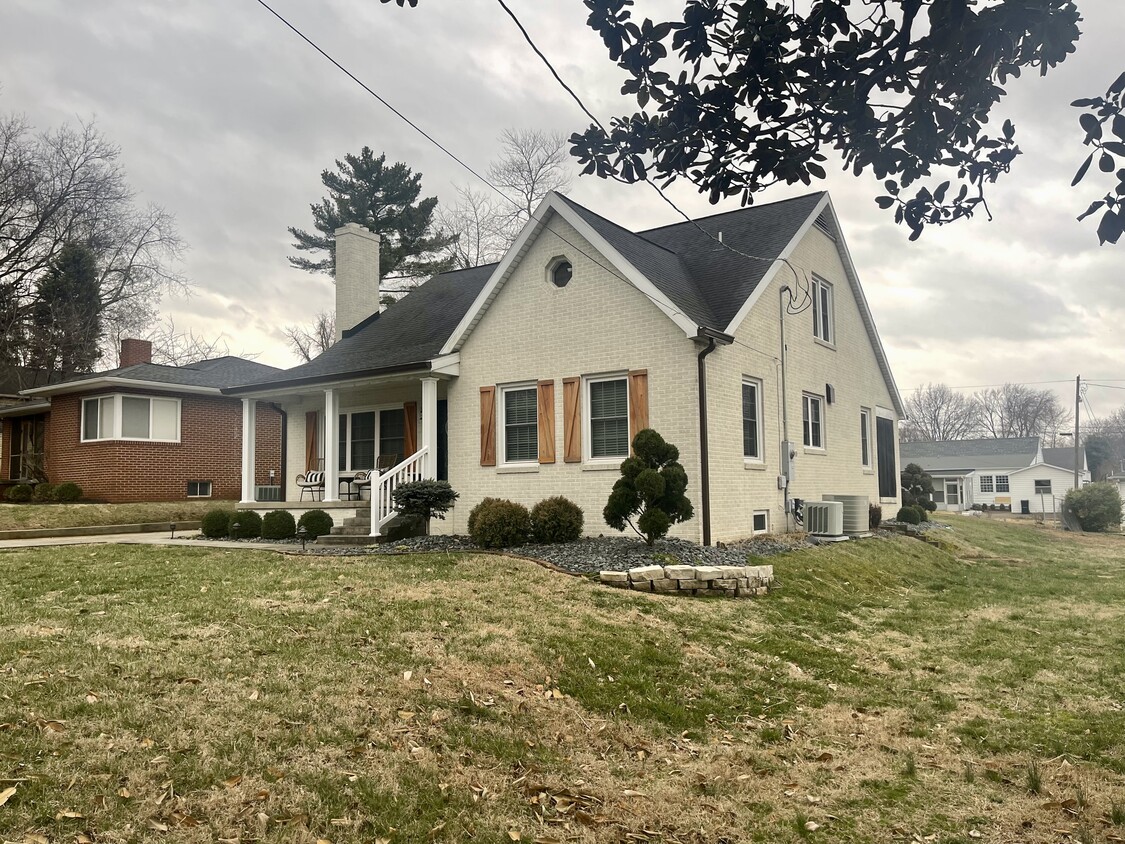 Primary Photo - 208 Oakway St
