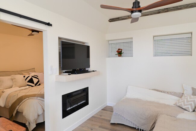Foto del edificio - Great Location, Furnished One Bedroom Apartment, ALL utilities included!