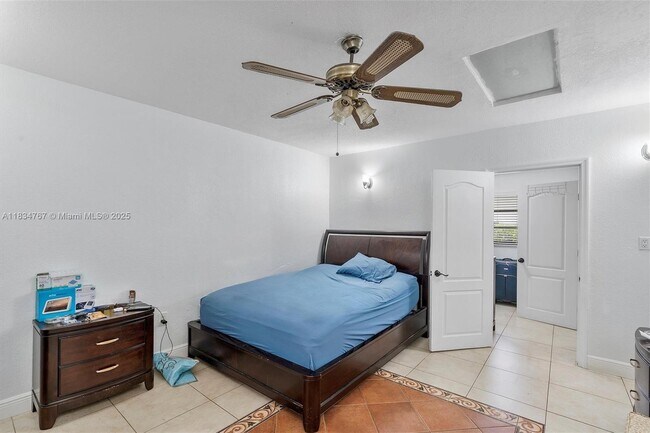 Foto del edificio - 6534 SW 27th St
