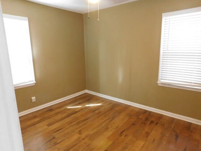Bedroom 2 - 3915 Linwood Ave