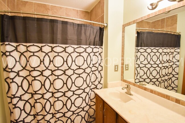 Building Photo - Large 4 Bedroom, 2 Bathroom Home in West D...